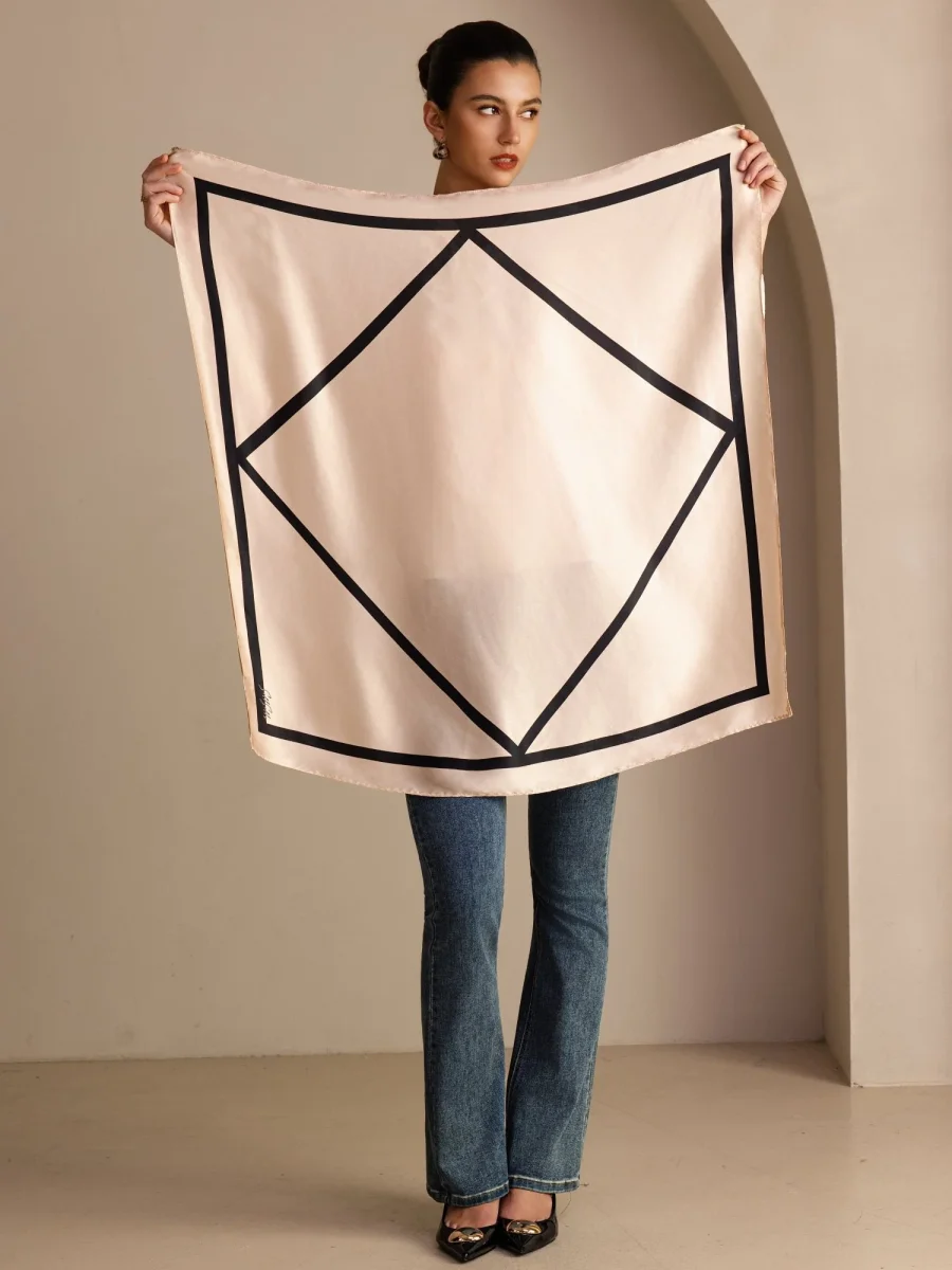 Pañuelo De Seda De Morera 100 Por Ciento Con Estampado Geométrico De Bloques Tamaño 90 x 90 cm - Imagen 5