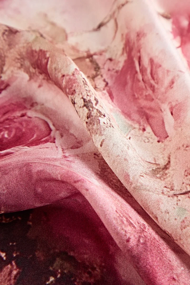 Pañuelo Cuadrado de Seda Pura con Patrón de Rosa - Tamaño 53x53cm - Imagen 6
