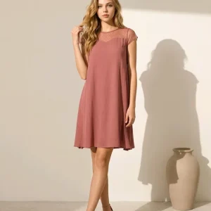 Vestido canesú de manga corta en tejido de plumeti