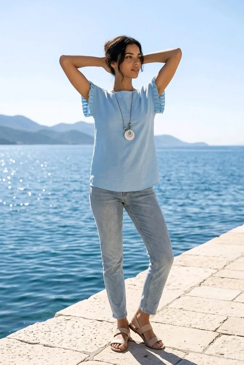 Blusa con collar y manga corta con detalle de volante - Imagen 3