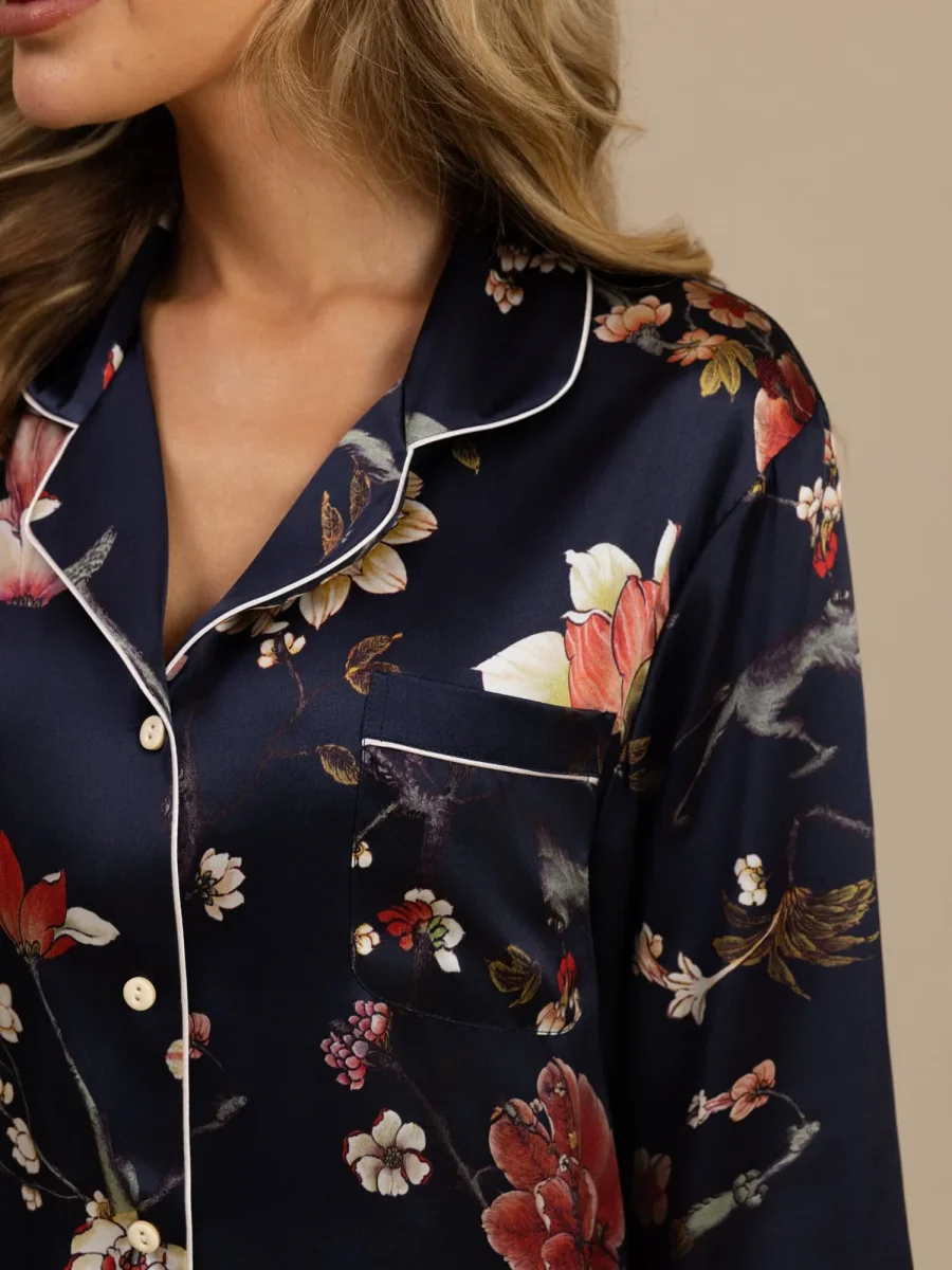 Pijama De Mujer De Pura Seda Con Estampado Floral Azul Marino De Manga Larga Y Cuello Con Solapa Y Botones - Imagen 7