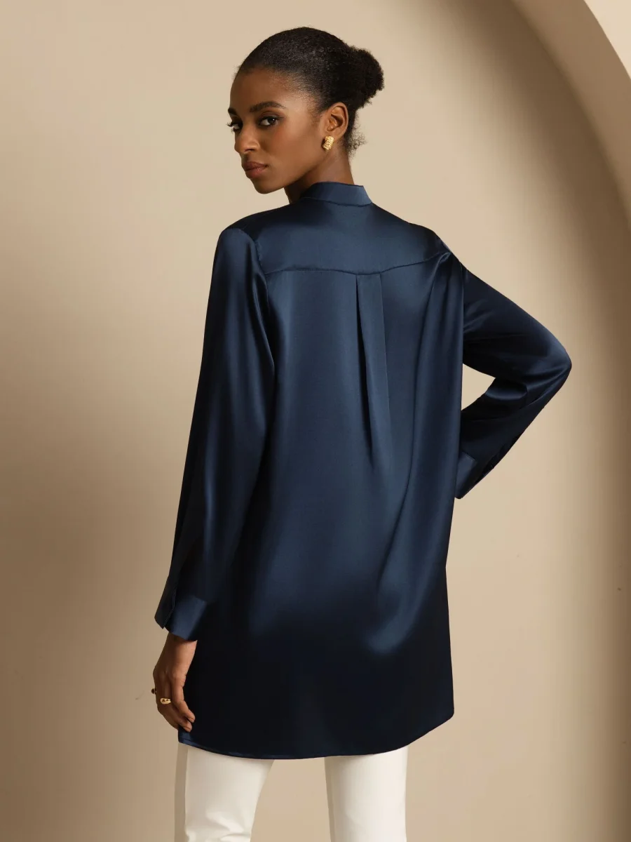 Blusa de mujer de seda 19Momme con Stand Collar High-Low y detalles de botones - Imagen 3