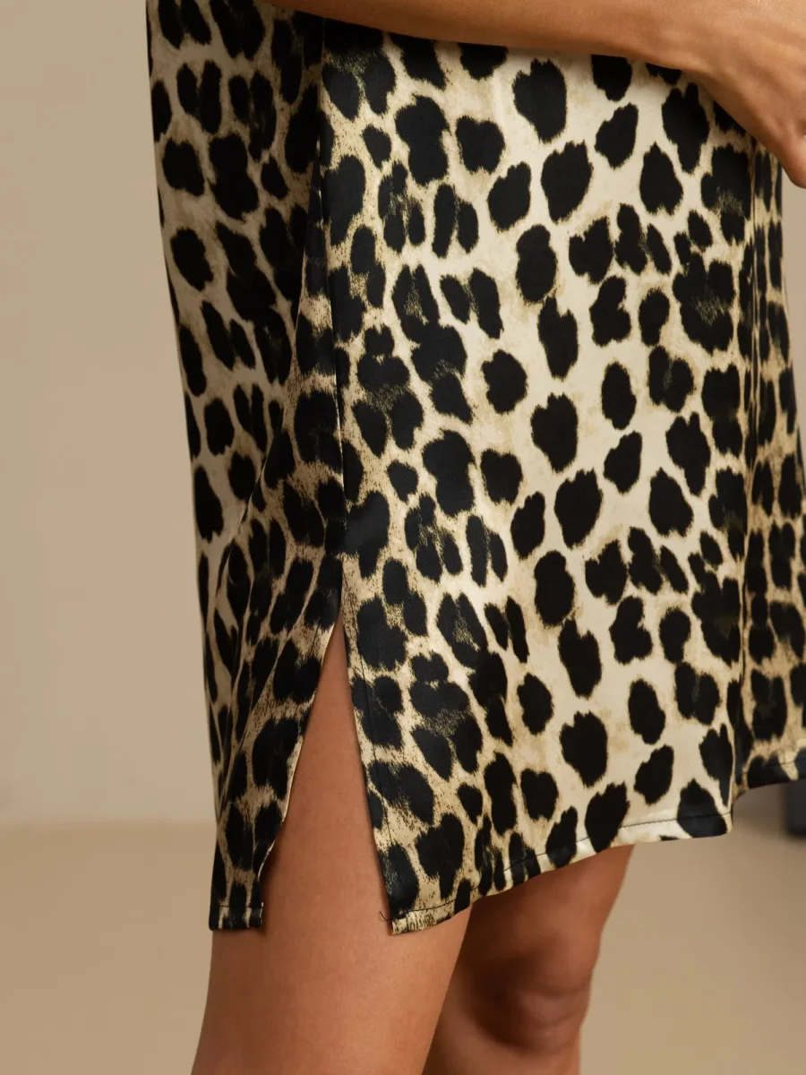 Pure Silk Camisón Corto de Manga Corta con Escote en V y Estampado de Leopardo con Diseño de Ranura - Imagen 6