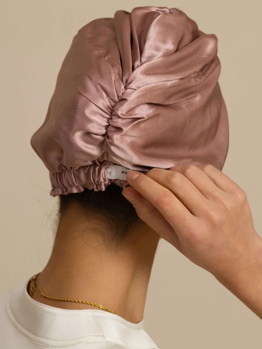 Gorro para el cabello de seda pura de 22Momme con nudo frontal y botón ajustable - Imagen 3