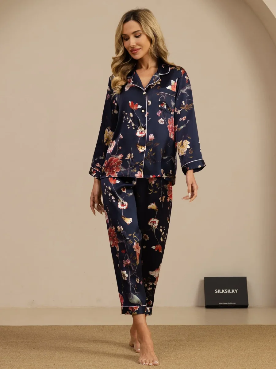 Pijama De Mujer De Pura Seda Con Estampado Floral Azul Marino De Manga Larga Y Cuello Con Solapa Y Botones - Imagen 5