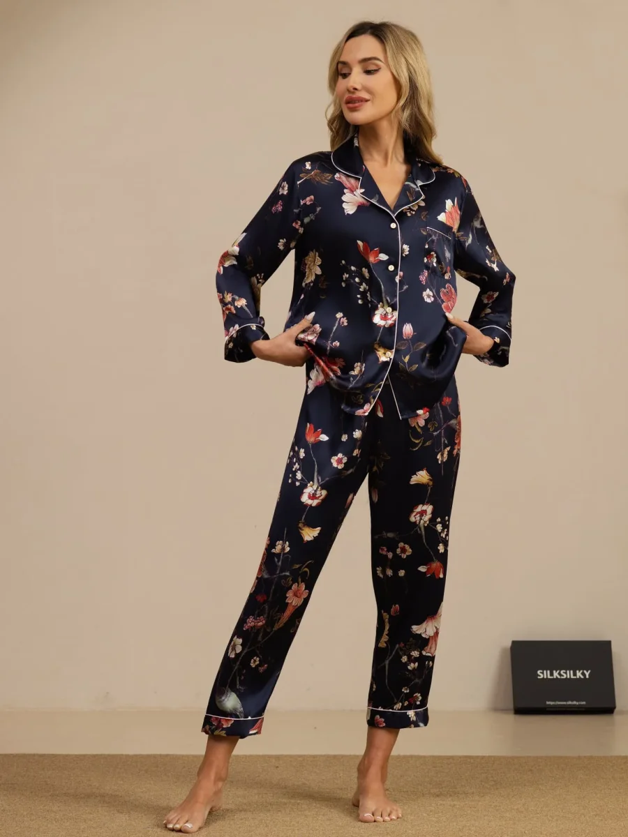 Pijama De Mujer De Pura Seda Con Estampado Floral Azul Marino De Manga Larga Y Cuello Con Solapa Y Botones - Imagen 4