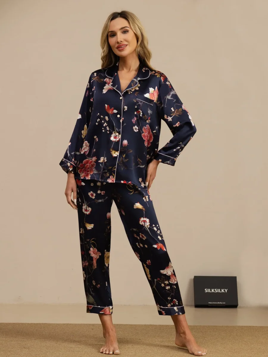 Pijama De Mujer De Pura Seda Con Estampado Floral Azul Marino De Manga Larga Y Cuello Con Solapa Y Botones - Imagen 2