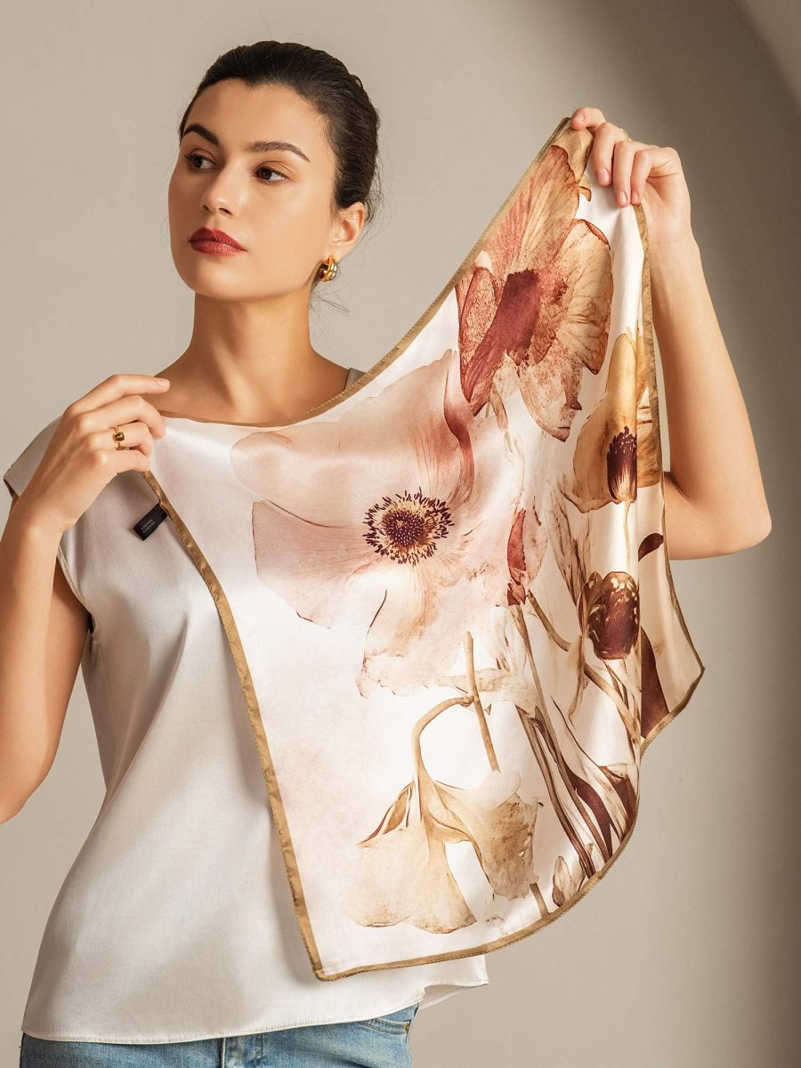 Pure Silk Bufanda Cuadrada Floral con Borde Dorado 53*53 cm - Imagen 5