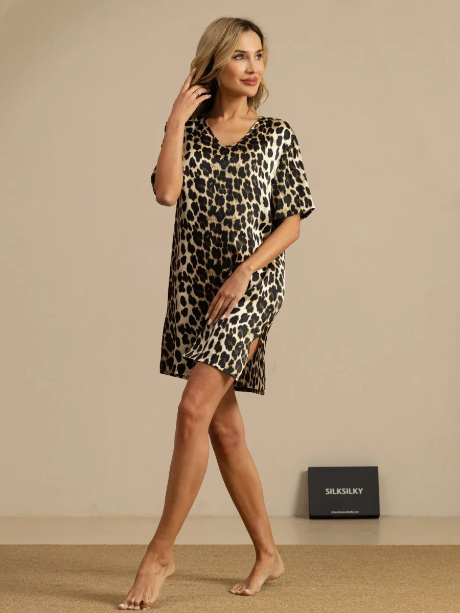 Pure Silk Camisón Corto de Manga Corta con Escote en V y Estampado de Leopardo con Diseño de Ranura - Imagen 7