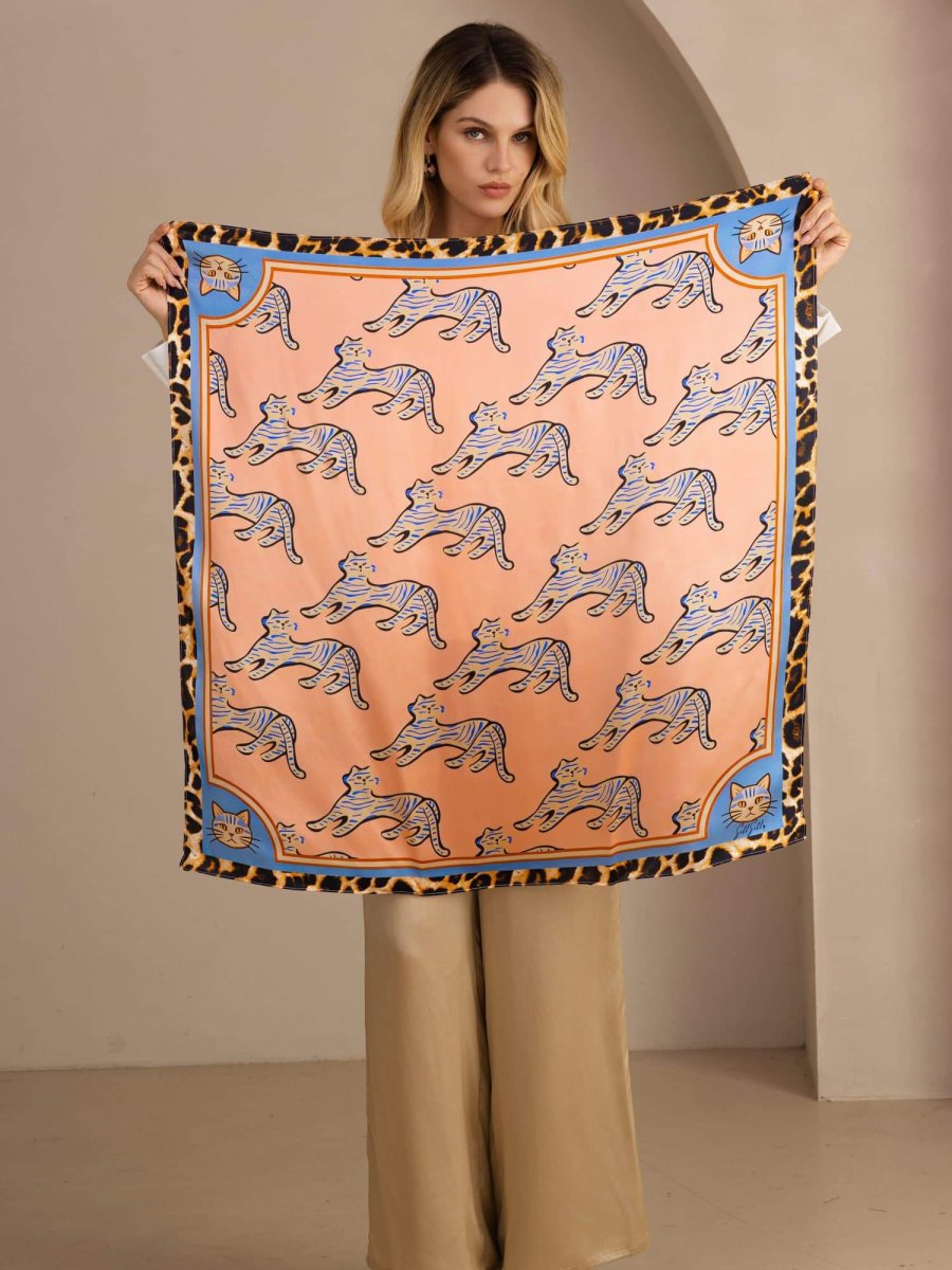 Pañuelo De Seda De Morera 100 Por Ciento Con Estampado De Gato Tamaño 90 x 90 cm - Imagen 4
