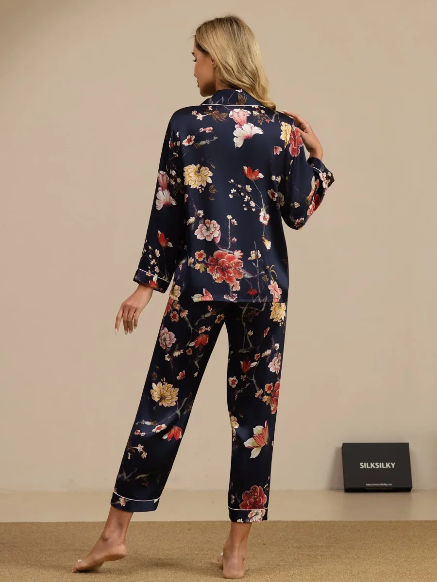 Pijama De Mujer De Pura Seda Con Estampado Floral Azul Marino De Manga Larga Y Cuello Con Solapa Y Botones - Imagen 3