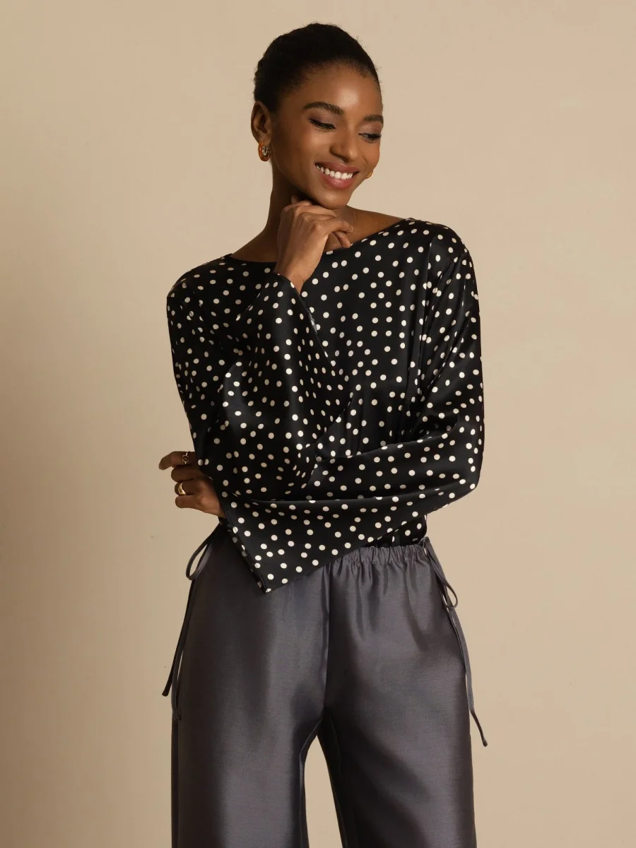 Top De Seda Para Mujer 19Momme Con Estampado De Lunares Mangas Campana Escote Bote - Imagen 4