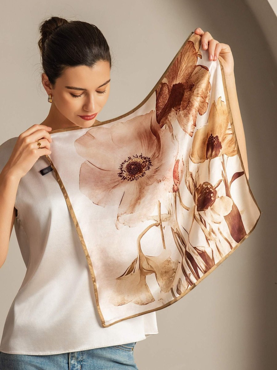 Pure Silk Bufanda Cuadrada Floral con Borde Dorado 53*53 cm - Imagen 3