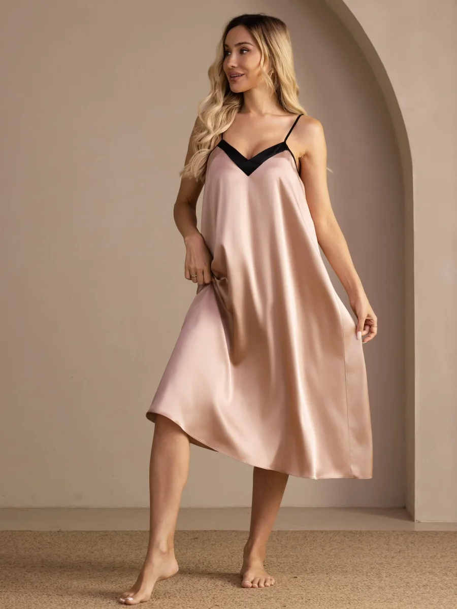 Camisón Midi de 100% Seda de Morera con Cuello en V en Contraste y Tirantes Finos - Imagen 4