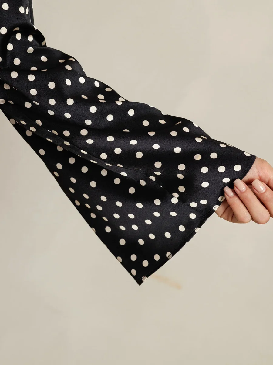 Top De Seda Para Mujer 19Momme Con Estampado De Lunares Mangas Campana Escote Bote - Imagen 7