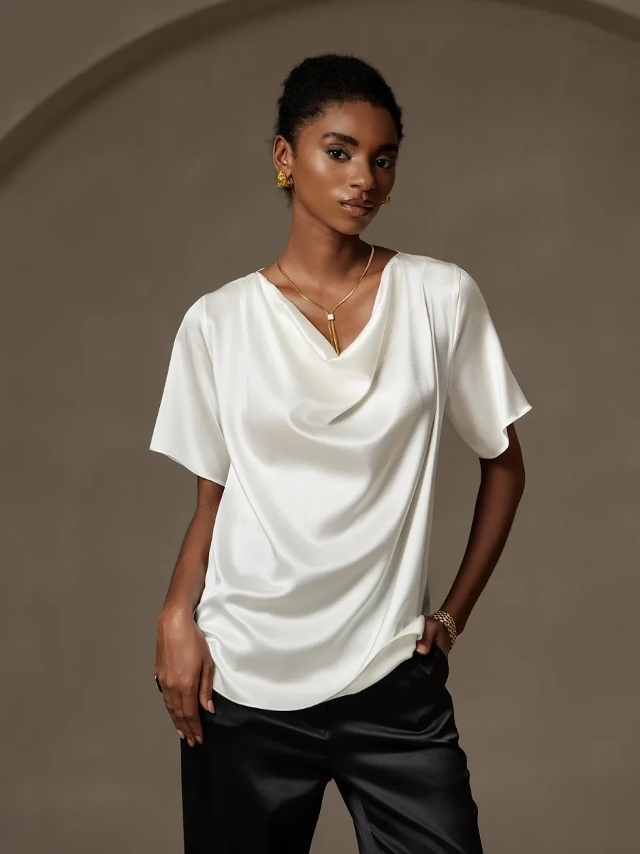 19Momme Camiseta casual de seda con cuello drapeado y manga corta - Imagen 4
