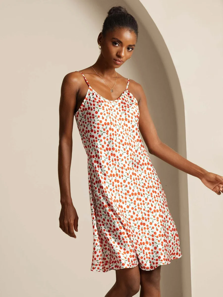 Vestido Corto de Seda con Tirantes Espagueti y Estampado de Cereza - Imagen 6