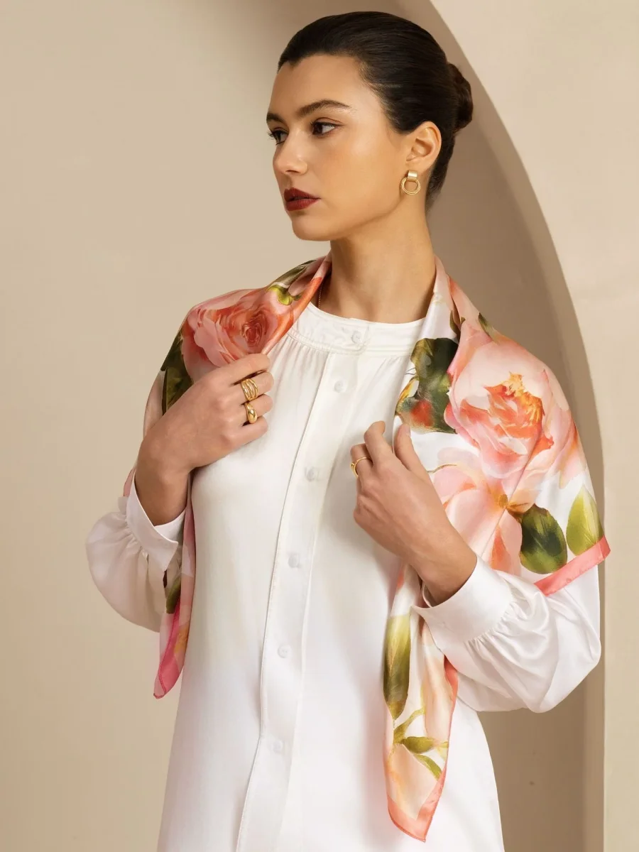 Pañuelo Cuadrado de Seda Pura con Estampado Floral Rosa - Tamaño 90x90cm - Imagen 4