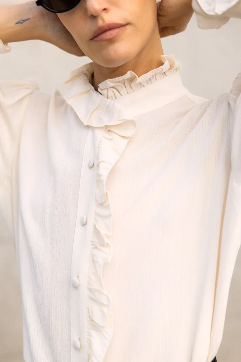 Blusa Amelie Volante Crudo - Imagen 6