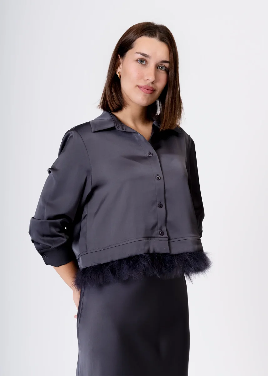 Camisa satinada plumas