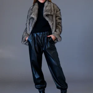 Pantalones jogger efecto piel
