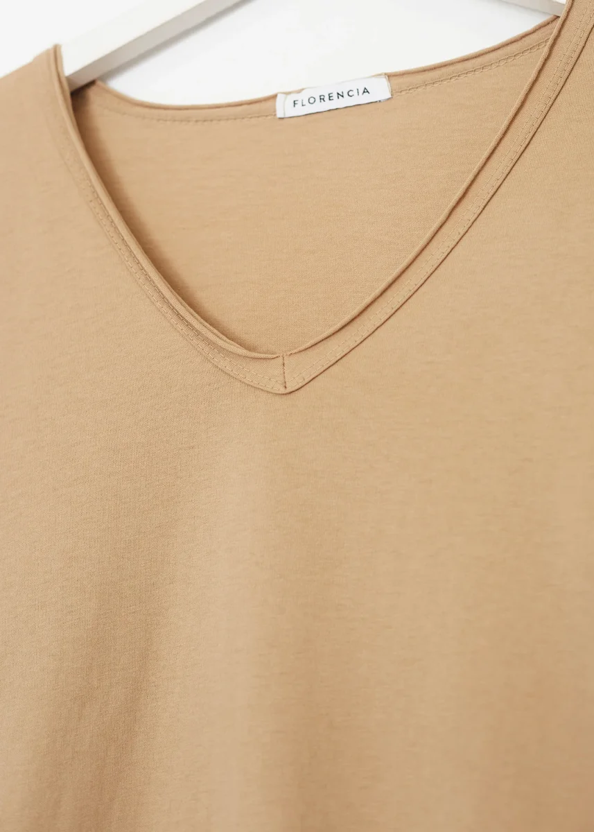 Camiseta básica cuello punta - Imagen 9
