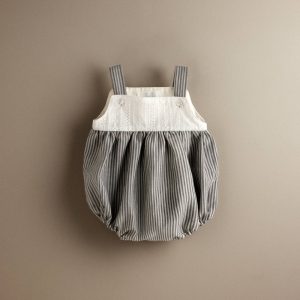 Ranita de bebé de rayas Oxford con canesú bordado