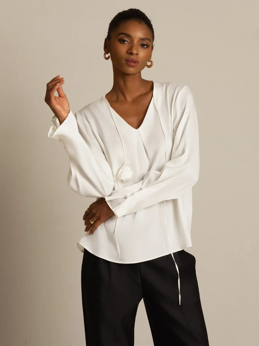 Blusa De Seda Para Mujer 19Momme Con Cuello En V De Manga Larga Con Detalle De Rosa 3D - Imagen 5