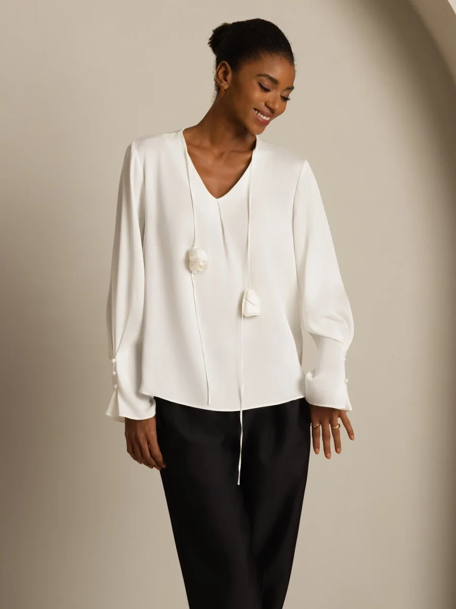 Blusa De Seda Para Mujer 19Momme Con Cuello En V De Manga Larga Con Detalle De Rosa 3D - Imagen 6