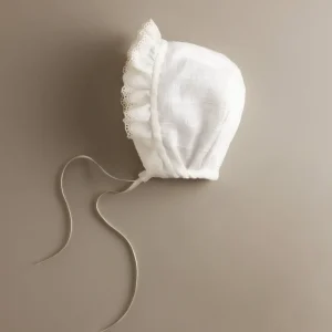 Capota de bebé marfil de algodón bordado