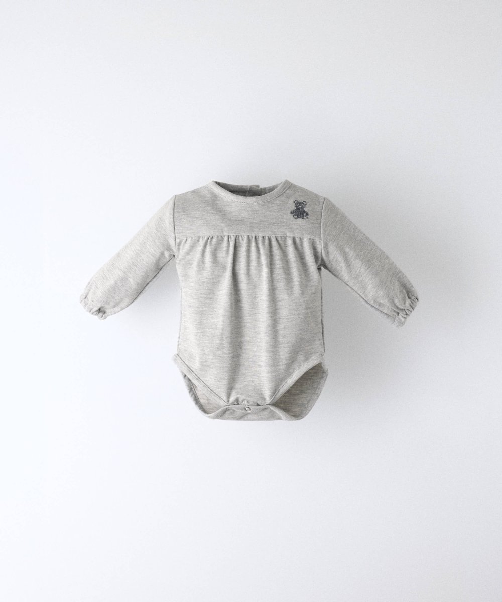 Body de bebé Liberty en gris claro de punto con osito bordado