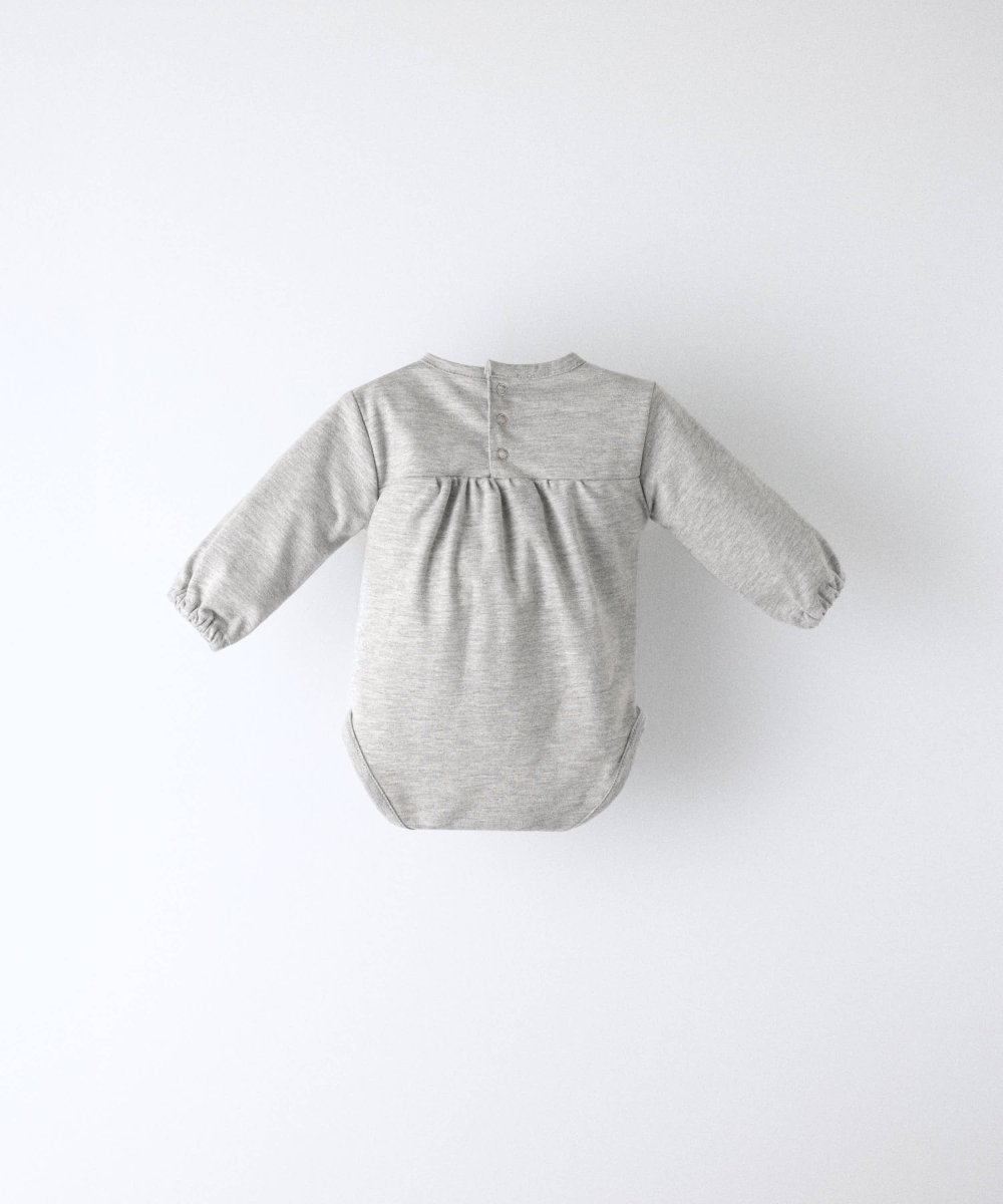 Body de bebé Liberty en gris claro de punto con osito bordado - Imagen 3