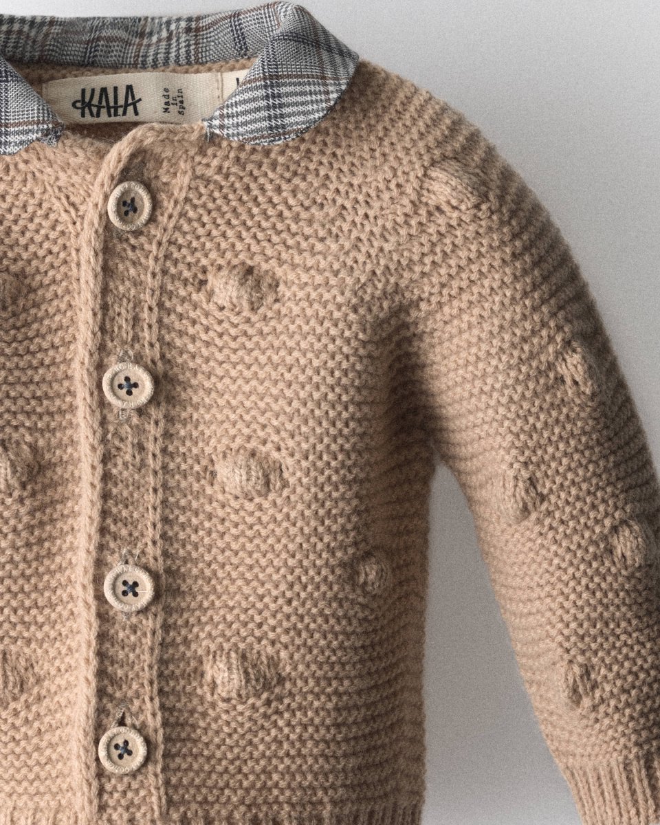 Chaqueta de punto de bebé Brunel en beige con bodoques y cuello de cuadros - Imagen 4