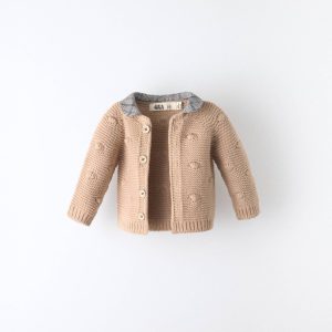 Chaqueta de punto de bebé Brunel en beige con bodoques y cuello de cuadros
