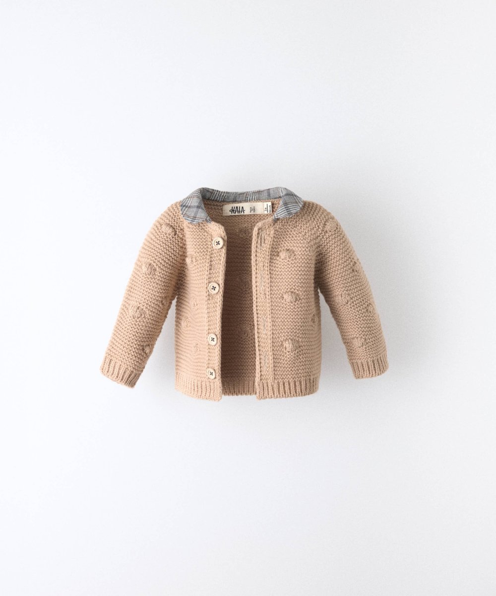 Chaqueta de punto de bebé Brunel en beige con bodoques y cuello de cuadros