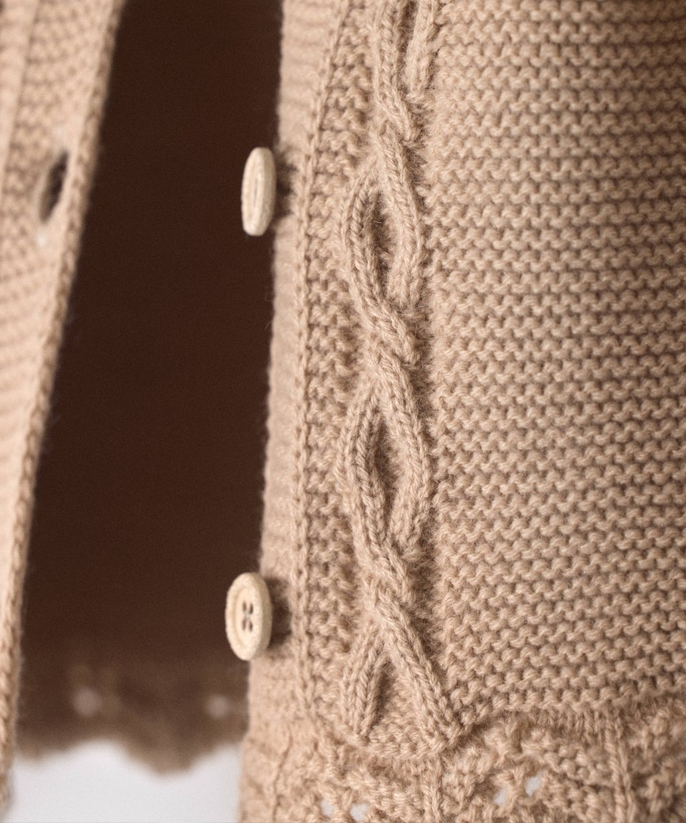 Chaqueta de punto de bebé Jolly en beige con trenzas y bajo de ondas - Imagen 4