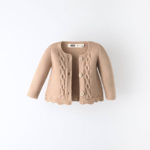 Chaqueta de punto de bebé Jolly en beige con trenzas y bajo de ondas