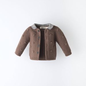 Chaqueta de punto de bebé Brunel en marrón con bodoques y cuello de cuadros