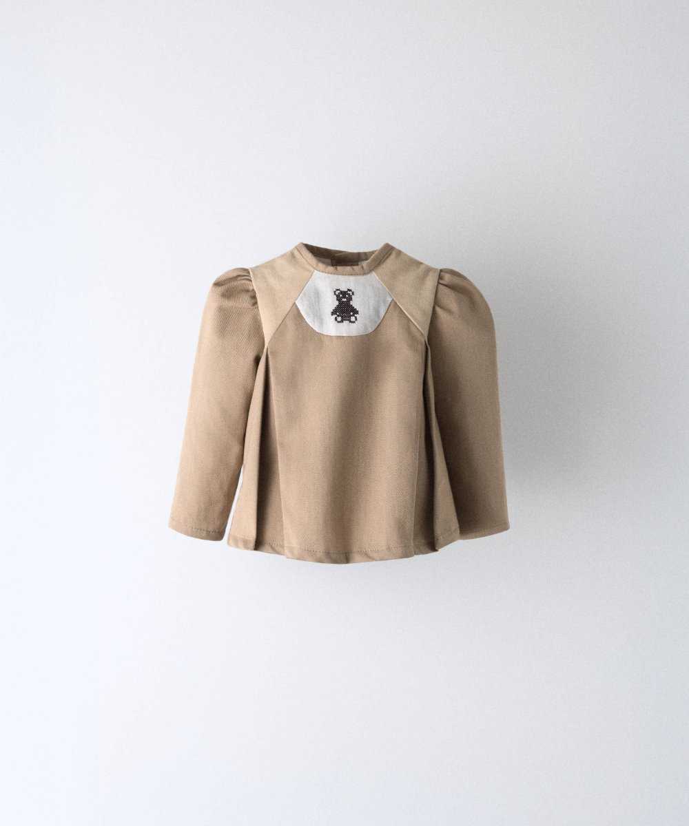 Conjunto de bebé Harper en beige, blusa y cubrepañal con osito bordado - Imagen 3