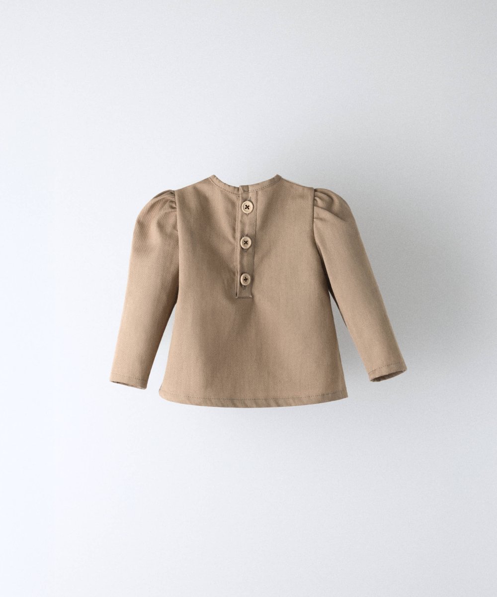 Conjunto de bebé Harper en beige, blusa y cubrepañal con osito bordado - Imagen 4