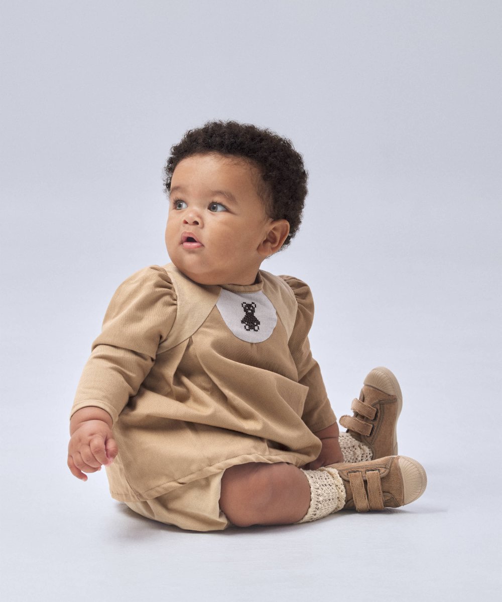 Conjunto de bebé Harper en beige, blusa y cubrepañal con osito bordado - Imagen 6