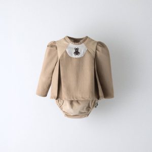 Conjunto de bebé Harper en beige, blusa y cubrepañal con osito bordado