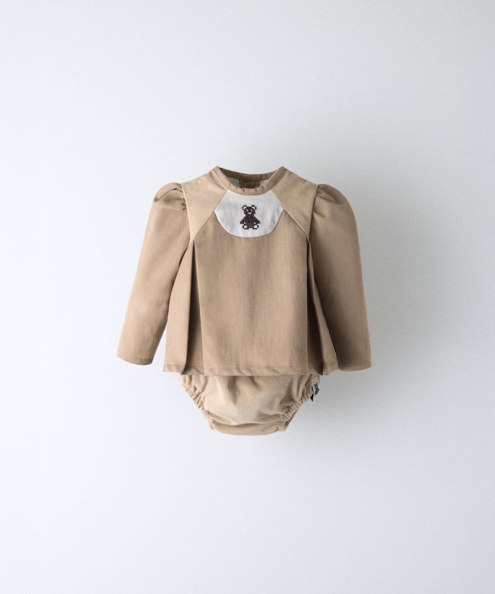 Conjunto de bebé Harper en beige, blusa y cubrepañal con osito bordado - Imagen 2