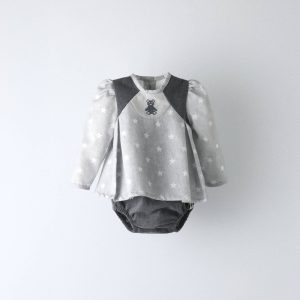 Conjunto de bebé Harper de estrellas en gris, camisa y cubrepañal con osito bordado