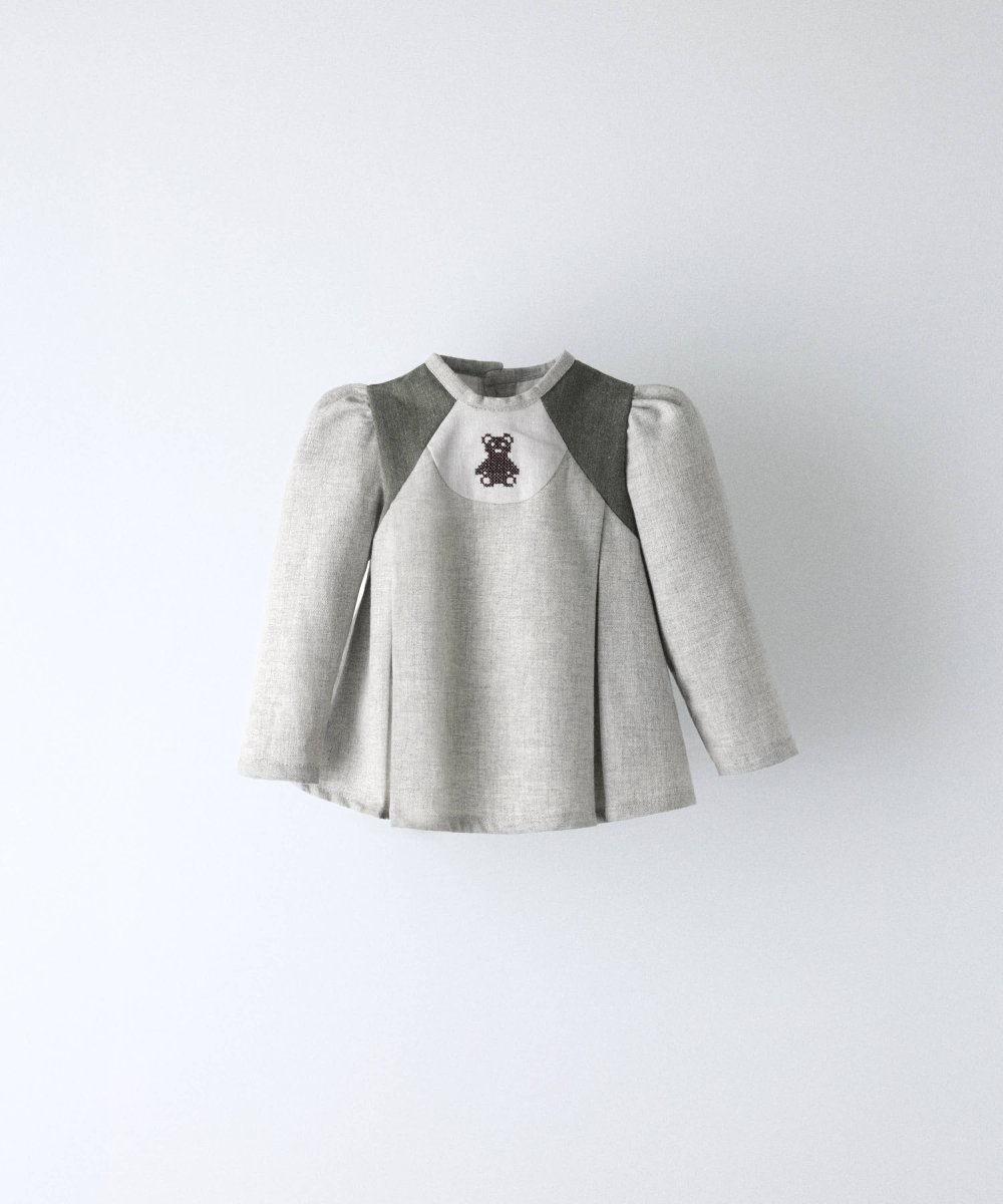 Conjunto de bebé Harper en gris, camisa y cubrepañal con osito bordado - Imagen 3