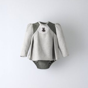 Conjunto de bebé Harper en gris, camisa y cubrepañal con osito bordado