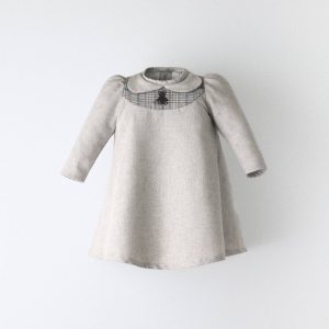 Faldón de bebé Wills en gris con cuello bebé y osito bordado