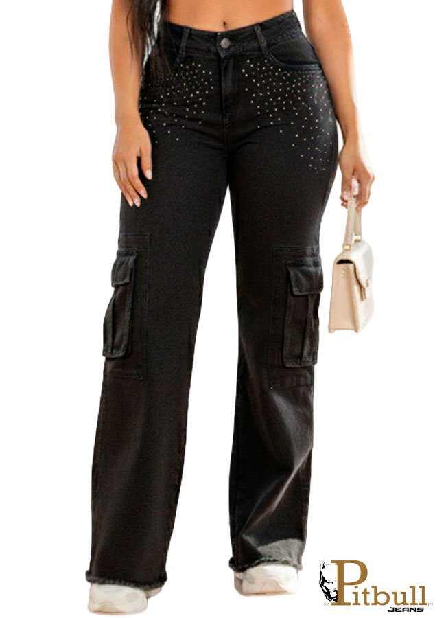 Pantalón vaquero cargo negro con brillo frontal y bolsillos laterales