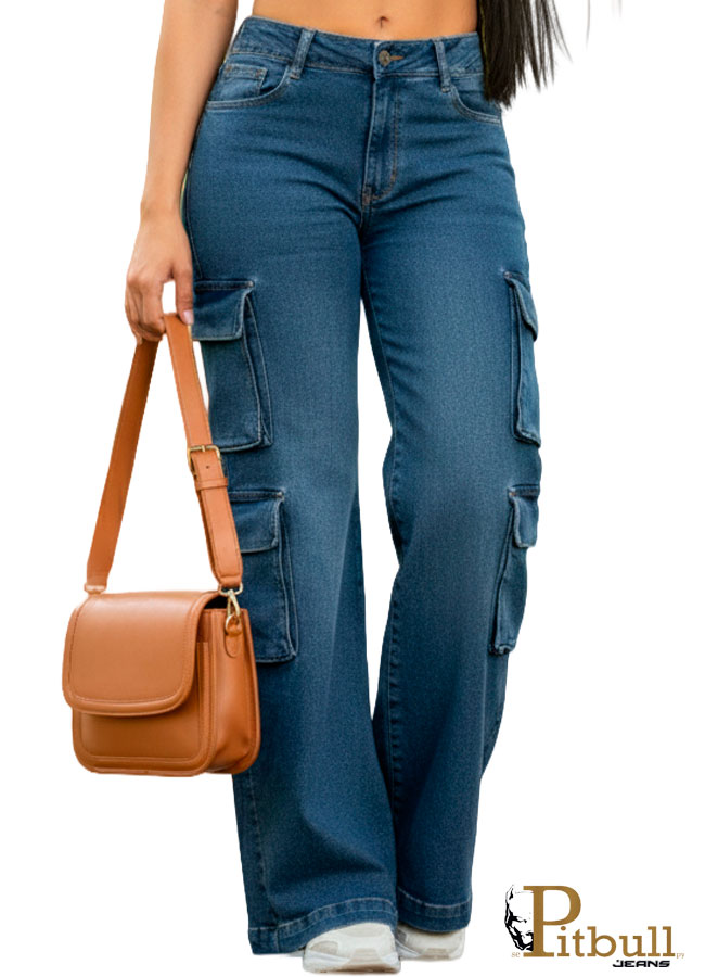 Pantalón vaquero cargo azul con bolsillos laterales - Imagen 2