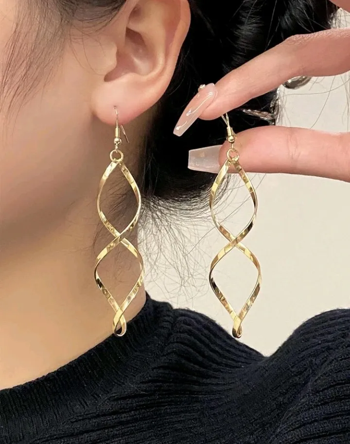 Pendientes largos geométricos en espiral, Chesna - Imagen 3